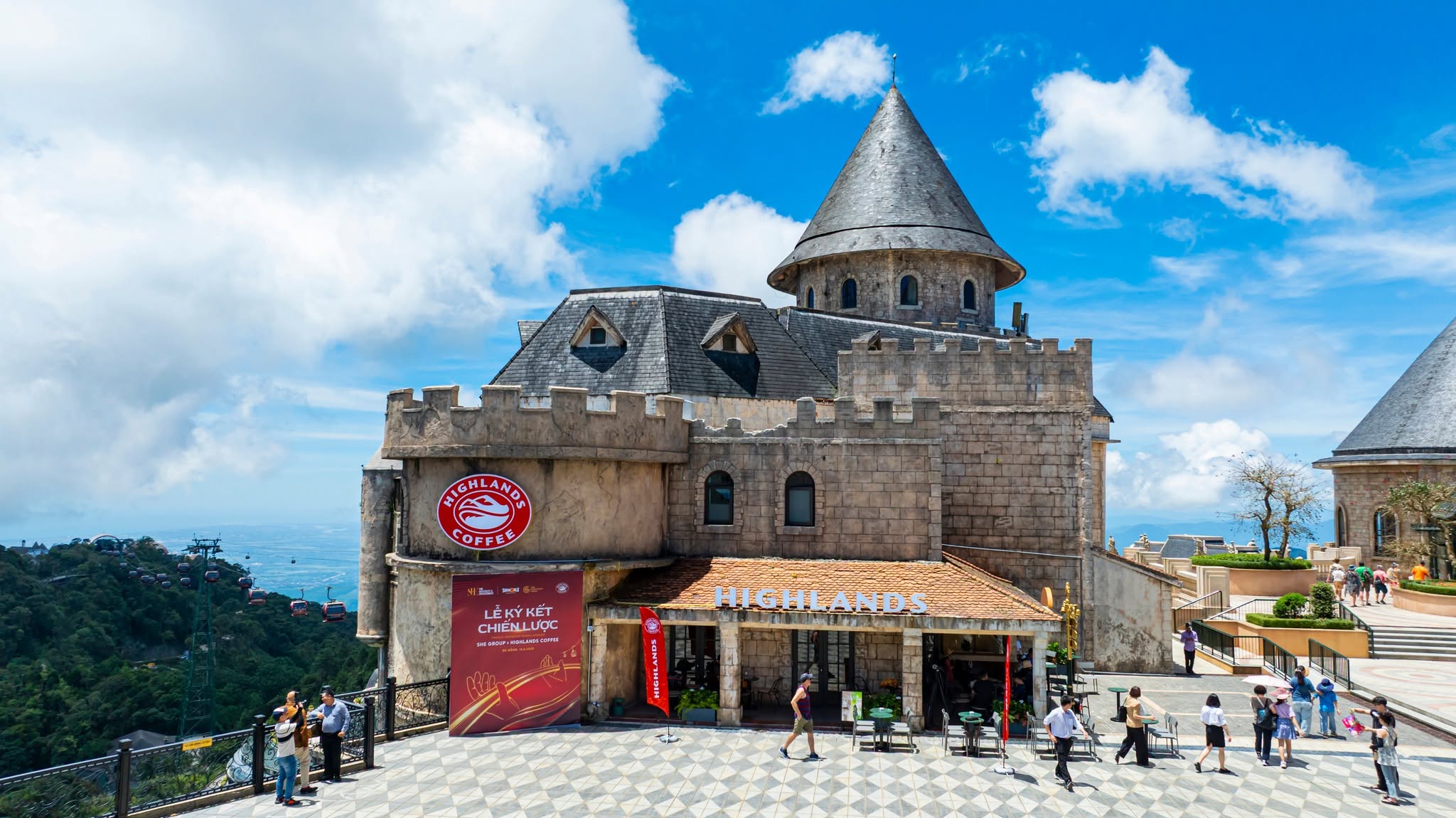 10 Quán Highlands Coffee Đẹp Nhất Đà Nẵng: View Sông Hàn, Biển Mỹ Khê Cực Đỉnh 9 Highlands Coffee Bà Nà Hills