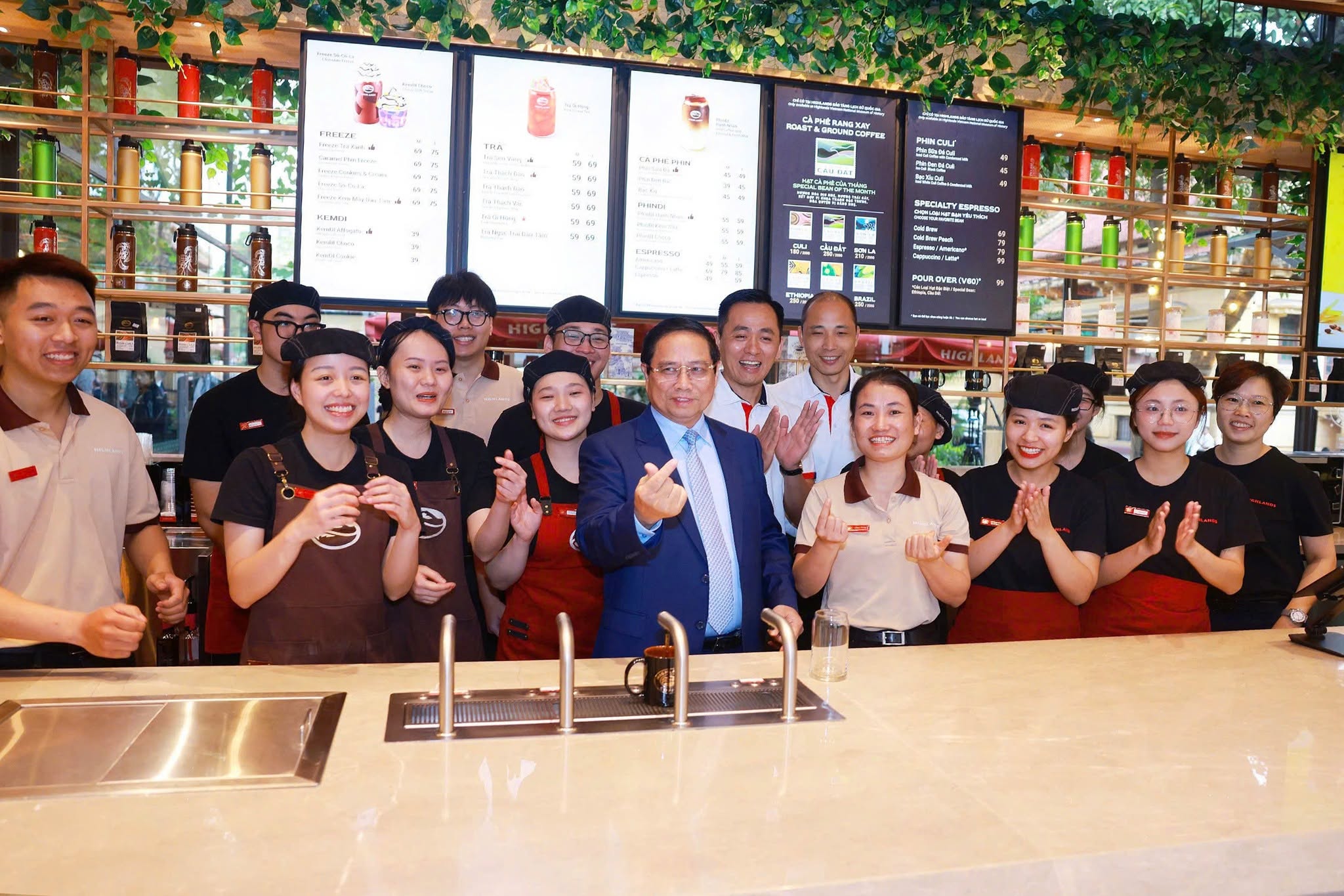 Ảnh chụp cửa hàng Highlands Coffee Bảo Tàng Lịch Sử Quốc Gia vinh dự đón tiếp thủ tướng Phạm Minh Chính năm 2025