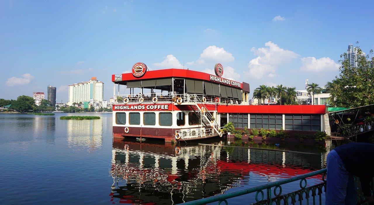 Highlands Coffee Du Thuyền Hồ Trúc Bạch