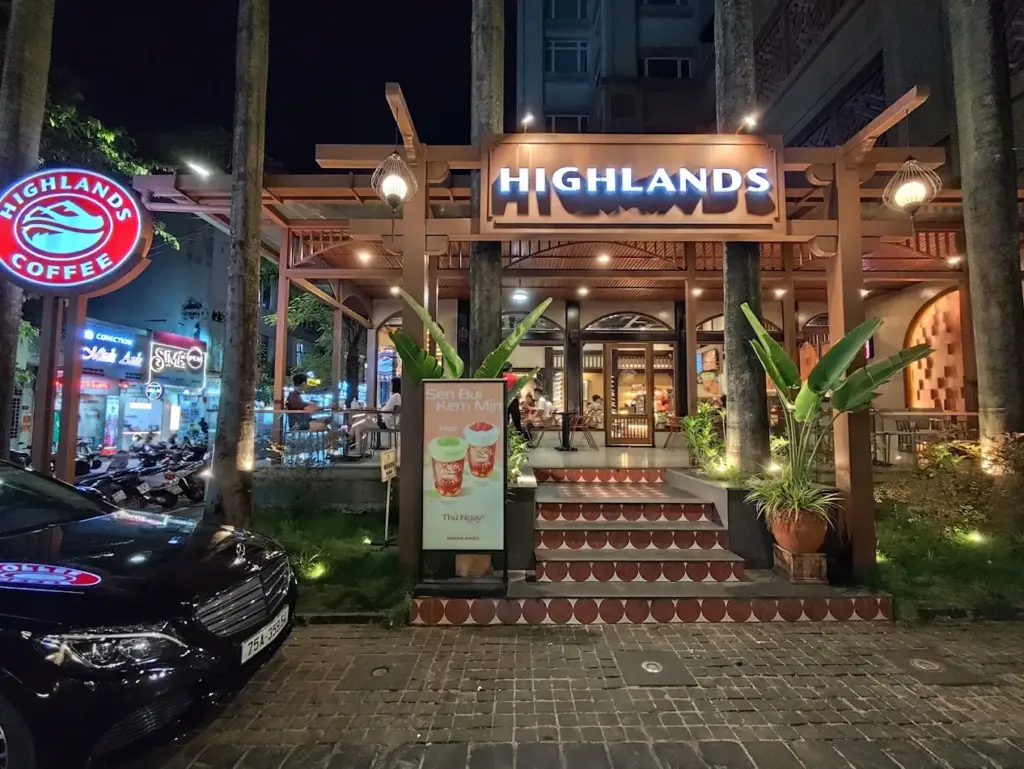 10 Quán Highlands Coffee đẹp nhất Huế: Có quán sát sông Hương, có quán rất chill 8 10 quán Highlands Coffee đẹp nhất Huế - Hùng Vương