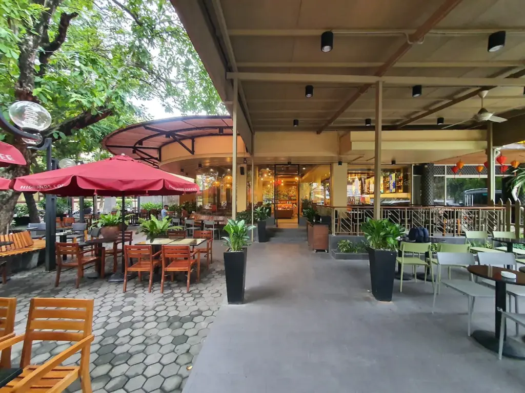 10 Quán Highlands Coffee đẹp nhất Huế: Có quán sát sông Hương, có quán rất chill 7 10 quán Highlands Coffee đẹp nhất Huế - Ngô Quyền