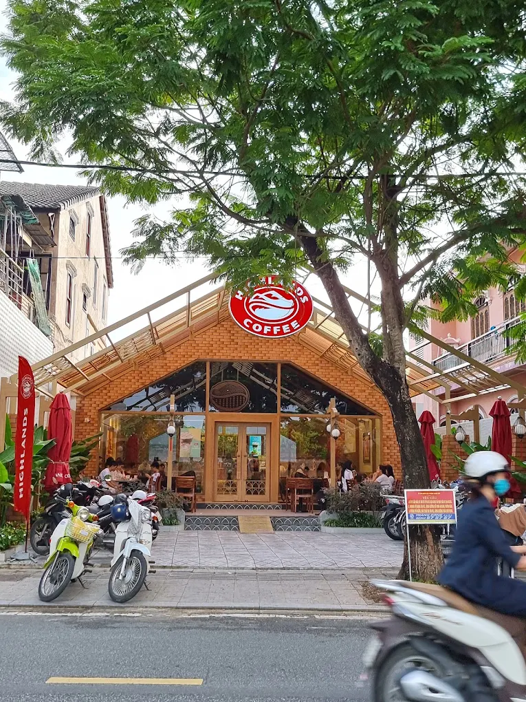 10 Quán Highlands Coffee đẹp nhất Huế: Có quán sát sông Hương, có quán rất chill 3 10 quán Highlands Coffee đẹp nhất Huế - Lê Huân