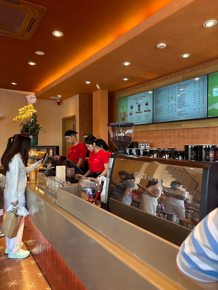 Top 10 Quán Highlands Coffee Nha Trang Đẹp Nhất Đáng Trải Nghiệm 3 Bên trong Highlands Coffee - Bưu đện Vạn Thạnh